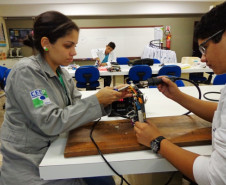 Os estudantes do curso técnico em Meio Ambiente do Centro Estadual de Educação Profissional (CEEP) Pedro Boaretto Neto, em Cascavel, no Oeste do Estado, já arrecadaram mais de oito toneladas de lixo eletrônico desde 2007.  