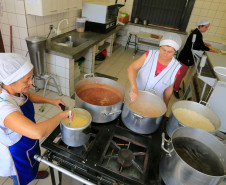 Merenda oferecida aos alunos, no Colégio Estadual Elza Schewder Moro, em São José dos Pinhais.
São José dos Pinhais, 02-10-15.