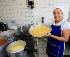 Merenda oferecida aos alunos, no Colégio Estadual Elza Schewder Moro, em São José dos Pinhais. N/F: Rita Almeida, merendeira.
São José dos Pinhais, 02-10-15.
 