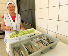 Merenda oferecida aos alunos, no Colégio Estadual Elza Schewder Moro, em São José dos Pinhais. Rosalia Olezuk, merendeira.
São José dos Pinhais, 02-10-15.
 