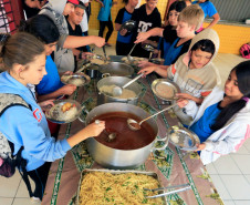 Merenda oferecida aos alunos, no Colégio Estadual Elza Schewder Moro, em São José dos Pinhais.
São José dos Pinhais, 02-10-15.
 