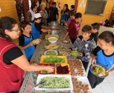 Merenda oferecida aos alunos, no Colégio Estadual Elza Schewder Moro, em São José dos Pinhais.
São José dos Pinhais, 02-10-15.
 