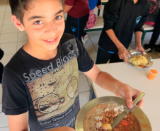 Merenda oferecida aos alunos, no Colégio Estadual Elza Schewder Moro, em São José dos Pinhais. N/F: Wellington Pereira.
São José dos Pinhais, 02-10-15.
 