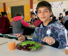 Merenda oferecida aos alunos, no Colégio Estadual Elza Schewder Moro, em São José dos Pinhais. N/F: Ivan Lima Jr.
São José dos Pinhais, 02-10-15.
 