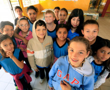 Merenda oferecida aos alunos, no Colégio Estadual Elza Schewder Moro, em São José dos Pinhais. N/F: Giovana de Souza (em primeiro plano).
São José dos Pinhais, 02-10-15.
 