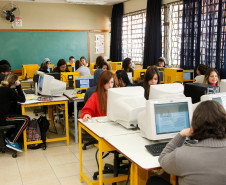 Em São José dos Pinhais, na Região Metropolitana de Curitiba (RMC), cerca de 70 alunos do Colégio Estadual Ipê participam, uma vez por semana, de atividades extras para a revisão dos conteúdos de História, no período da manhã e à noite.