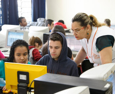 “Optei por trabalhar com essas ferramentas para ampliar o leque de informações e facilitar a preparação dos alunos. Além disso, essas atividades diferenciadas estimulam o gosto pelo estudo, como as vídeoaulas, que eles continuam assistindo e estudando em casa”, explicou a professora Kely Pereira de Almeida Negrão, que coordena as atividades.