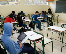 O orçamento da Secretaria estadual da Educação terá R$ 7,6 bilhões para 2016, volume maior de recursos que o previsto inicialmente para este ano, de R$ 6,3 bilhões. Do orçamento da secretaria para o próximo ano, cerca de 85% será destinado à folha de pagamentos, o equivalente a R$ 6,6 bilhões. Isso porque a área concentra a maior parte dos servidores do Estado, quase 100 mil pessoas, entre professores e funcionários.
