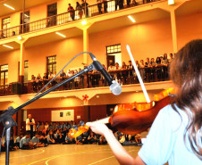 O show musical contou com uma aluna recém-chegada à escola. Cloud Alsaad, de 11 anos, está na 6ª série e estuda há dois meses no colégio. Ela veio com a família da cidade de Daraa, fugindo da guerra civil que assola a Síria. Cloud toca violino e já consegue se comunicar em português.