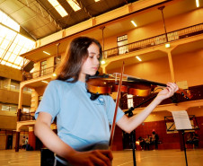 O show musical contou com uma aluna recém-chegada à escola. Cloud Alsaad, de 11 anos, está na 6ª série e estuda há dois meses no colégio. Ela veio com a família da cidade de Daraa, fugindo da guerra civil que assola a Síria. Cloud toca violino e já consegue se comunicar em português.
