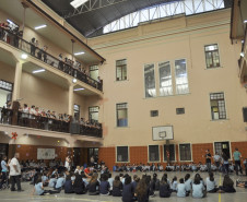 O dia do professor, celebrado nesta quinta-feira (15), foi de muitas homenagens no Instituto de Educação do Paraná Professor Erasmo Pilotto, em Curitiba. Os alunos se organizaram e fizeram apresentações de música, dança e teatro.