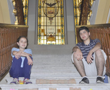 A menina síria não é a única aluna estrangeira no Instituto de Educação. O primo dela, Philip Wakas, 17 anos, está no 2º ano, e estuda desde fevereiro na escola. “É mais ou menos difícil falar o português, mas o Brasil é muito bom. Estamos gostando de morar aqui”, disse ele. 
Curitiba, 15/10/2015.
Foto: Divulgação SEED