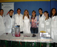 Em Apucarana, estudantes do Colégio Estadual Alberto Santos Dumont apresentam trabalhos desenvolvidos durante curso técnico em Química.