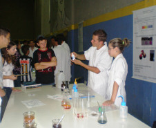 Em Apucarana, estudantes do Colégio Estadual Alberto Santos Dumont apresentam trabalhos desenvolvidos durante curso técnico em Química.