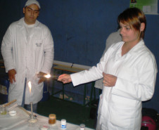 Em Apucarana, estudantes do Colégio Estadual Alberto Santos Dumont apresentam trabalhos desenvolvidos durante curso técnico em Química.