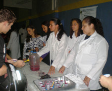 Em Apucarana, estudantes do Colégio Estadual Alberto Santos Dumont apresentam trabalhos desenvolvidos durante curso técnico em Química.