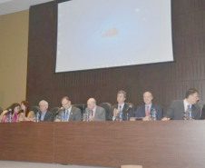 Representantes da Ordem dos Advogados do Brasil (OAB), Ministério Público (MP), Secretaria da Educação do Paraná (SEED) e pesquisadores iniciaram, na quinta-feira (15), a campanha de conscientização contra a violência de gênero. O Seminário Regional Violência de Gênero: Desafios para o campo dos Direitos Humanos foi realizado na sede da OAB-PR, em Curitiba. A superintendente da Educação, Fabiana Campos, representou a SEED no seminário.