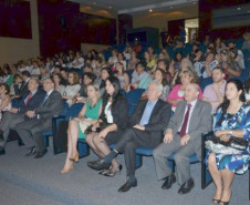 Representantes da Ordem dos Advogados do Brasil (OAB), Ministério Público (MP), Secretaria da Educação do Paraná (SEED) e pesquisadores iniciaram, na quinta-feira (15), a campanha de conscientização contra a violência de gênero. O Seminário Regional Violência de Gênero: Desafios para o campo dos Direitos Humanos foi realizado na sede da OAB-PR, em Curitiba. A superintendente da Educação, Fabiana Campos, representou a SEED no seminário.