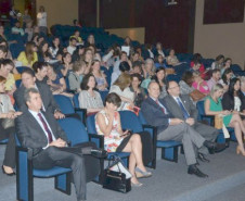 Representantes da Ordem dos Advogados do Brasil (OAB), Ministério Público (MP), Secretaria da Educação do Paraná (SEED) e pesquisadores iniciaram, na quinta-feira (15), a campanha de conscientização contra a violência de gênero. O Seminário Regional Violência de Gênero: Desafios para o campo dos Direitos Humanos foi realizado na sede da OAB-PR, em Curitiba. A superintendente da Educação, Fabiana Campos, representou a SEED no seminário.