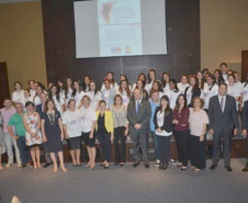 Representantes da Ordem dos Advogados do Brasil (OAB), Ministério Público (MP), Secretaria da Educação do Paraná (SEED) e pesquisadores iniciaram, na quinta-feira (15), a campanha de conscientização contra a violência de gênero. O Seminário Regional Violência de Gênero: Desafios para o campo dos Direitos Humanos foi realizado na sede da OAB-PR, em Curitiba. A superintendente da Educação, Fabiana Campos, representou a SEED no seminário.