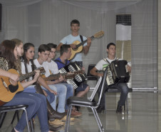 A melhoria da qualidade de ensino ofertado aos cerca de cinco mil estudantes dos colégios estaduais agrícolas e no colégio estadual florestal é tema do Simpósio Eixo Tecnológico Recursos Naturais, promovido pela Secretaria de Estado da Educação. O evento começou nesta segunda-feira (19), em Foz do Iguaçu, no Oeste do Paraná e conta com a participação de 200 profissionais da educação.