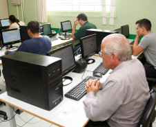 A primeira etapa das provas da Educação de Jovens e Adultos (EJA) no formato online para a conclusão do Ensino Médio foi realizada nesta terça-feira (20) em 336 laboratórios de escolas estaduais em todo Estado. Mais de 13 mil provas estão sendo aplicadas simultaneamente para jovens e adultos que não concluíram o Ensino Médio na idade regular.