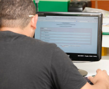 A primeira etapa das provas da Educação de Jovens e Adultos (EJA) no formato online para a conclusão do Ensino Médio foi realizada nesta terça-feira (20) em 336 laboratórios de escolas estaduais em todo Estado. Mais de 13 mil provas estão sendo aplicadas simultaneamente para jovens e adultos que não concluíram o Ensino Médio na idade regular.