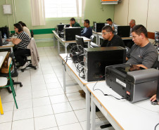 A primeira etapa das provas da Educação de Jovens e Adultos (EJA) no formato online para a conclusão do Ensino Médio foi realizada nesta terça-feira (20) em 336 laboratórios de escolas estaduais em todo Estado. Mais de 13 mil provas estão sendo aplicadas simultaneamente para jovens e adultos que não concluíram o Ensino Médio na idade regular.