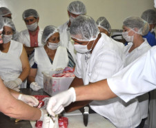 Os professores e funcionários dos colégios estaduais agrícolas aprendem na prática a produção de embutidos, carnes defumado, frutas e condimentos desidratados. A atividade é uma das oficinas realizadas no Simpósio: Eixo Tecnológico Recursos Naturais promovido pela Secretaria de Estado da Educação que se encerra nesta sexta-feira (23), em Foz do Iguaçu, Oeste do Paraná.