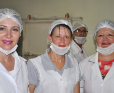 Maria de Lourdes Sav (centro) é funcionária do Colégio Agrícola Estadual Getúlio Vargas, em Palmeira, há 24 anos e participa pela primeira vez de um curso de formação com atividades práticas. “Estou adorando. É um aprendizado para nós e vamos poder auxiliar no aprendizado dos alunos. E o que os alunos produzirem ainda pode ajudar na manutenção do colégio”, disse.