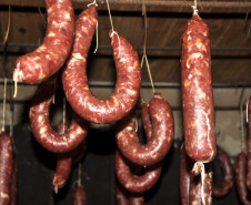Os professores e funcionários dos colégios estaduais agrícolas aprendem na prática a produção de embutidos, carnes defumado, frutas e condimentos desidratados. A atividade é uma das oficinas realizadas no Simpósio: Eixo Tecnológico Recursos Naturais promovido pela Secretaria de Estado da Educação que se encerra nesta sexta-feira (23), em Foz do Iguaçu, Oeste do Paraná.