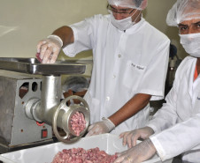 Os professores e funcionários dos colégios estaduais agrícolas aprendem na prática a produção de embutidos, carnes defumado, frutas e condimentos desidratados. A atividade é uma das oficinas realizadas no Simpósio: Eixo Tecnológico Recursos Naturais promovido pela Secretaria de Estado da Educação que se encerra nesta sexta-feira (23), em Foz do Iguaçu, Oeste do Paraná.