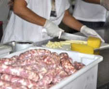Os professores e funcionários dos colégios estaduais agrícolas aprendem na prática a produção de embutidos, carnes defumado, frutas e condimentos desidratados. A atividade é uma das oficinas realizadas no Simpósio: Eixo Tecnológico Recursos Naturais promovido pela Secretaria de Estado da Educação que se encerra nesta sexta-feira (23), em Foz do Iguaçu, Oeste do Paraná.