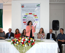 A secretária da Educação, professora Ana Seres, participou da inauguração da galeria de chefes do Núcleo Regional de Educação (NRE) de Campo Mourão, na sexta-feira (23). O evento contou com a presença de ex-chefes do Núcleo, de familiares e autoridades da região.