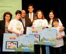 Estudantes e professores da rede estadual de ensino foram premiados nesta segunda-feira (26), em Pinhais, Região Metropolitana de Curitiba, por trabalhos feitos em sala de aula relacionados à sustentabilidade energética. A premiação é promovida pelo Programa Agrinho, da Federação da Agricultura do Estado do Paraná (Faep) e Serviço Nacional de Aprendizagem Rural (Senar).