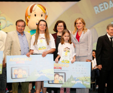 Estudantes e professores da rede estadual de ensino foram premiados nesta segunda-feira (26), em Pinhais, Região Metropolitana de Curitiba, por trabalhos feitos em sala de aula relacionados à sustentabilidade energética. A premiação é promovida pelo Programa Agrinho, da Federação da Agricultura do Estado do Paraná (Faep) e Serviço Nacional de Aprendizagem Rural (Senar).
