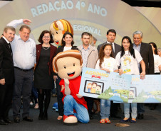 Estudantes e professores da rede estadual de ensino foram premiados nesta segunda-feira (26), em Pinhais, Região Metropolitana de Curitiba, por trabalhos feitos em sala de aula relacionados à sustentabilidade energética. A premiação é promovida pelo Programa Agrinho, da Federação da Agricultura do Estado do Paraná (Faep) e Serviço Nacional de Aprendizagem Rural (Senar).