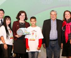 Estudantes e professores da rede estadual de ensino foram premiados nesta segunda-feira (26), em Pinhais, Região Metropolitana de Curitiba, por trabalhos feitos em sala de aula relacionados à sustentabilidade energética. A premiação é promovida pelo Programa Agrinho, da Federação da Agricultura do Estado do Paraná (Faep) e Serviço Nacional de Aprendizagem Rural (Senar).