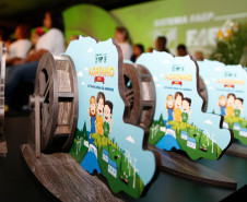 Estudantes e professores da rede estadual de ensino foram premiados nesta segunda-feira (26), em Pinhais, Região Metropolitana de Curitiba, por trabalhos feitos em sala de aula relacionados à sustentabilidade energética. A premiação é promovida pelo Programa Agrinho, da Federação da Agricultura do Estado do Paraná (Faep) e Serviço Nacional de Aprendizagem Rural (Senar).