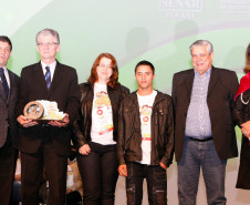 Estudantes e professores da rede estadual de ensino foram premiados nesta segunda-feira (26), em Pinhais, Região Metropolitana de Curitiba, por trabalhos feitos em sala de aula relacionados à sustentabilidade energética. A premiação é promovida pelo Programa Agrinho, da Federação da Agricultura do Estado do Paraná (Faep) e Serviço Nacional de Aprendizagem Rural (Senar).