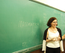 As escolas estaduais com as melhores gestões financeiras no Núcleo Regional de Educação de Maringá foram premiadas, na quinta-feira (22), dentro do projeto “Prêmio Gestão CAF”. O Colégio Estadual Helena Kolody, de Sarandi, ficou com a primeira colocação. Em segundo lugar ficou o Colégio Estadual Tania Varela, de Maringá, e em terceiro a Escola Estadual Irmã Maria Antona, de Sarandi. 