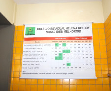 As escolas estaduais com as melhores gestões financeiras no Núcleo Regional de Educação de Maringá foram premiadas, na quinta-feira (22), dentro do projeto “Prêmio Gestão CAF”. O Colégio Estadual Helena Kolody, de Sarandi, ficou com a primeira colocação. Em segundo lugar ficou o Colégio Estadual Tania Varela, de Maringá, e em terceiro a Escola Estadual Irmã Maria Antona, de Sarandi. 
