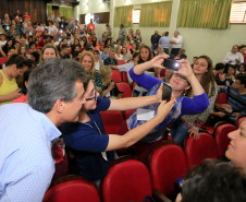 Em encontro com mais de 600 professores, pais e alunos, o governador Beto Richa reafirmou nesta quarta-feira (28) o compromisso de priorizar os investimentos em educação e valorizar os profissionais da área. “A educação é um instrumento de emancipação humana e social e de construção da cidadania. Vocês, professores, garantem uma sociedade melhor para se viver. Podem contar com nosso apoio irrestrito”, disse Richa.