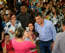 Em encontro com mais de 600 professores, pais e alunos, o governador Beto Richa reafirmou nesta quarta-feira (28) o compromisso de priorizar os investimentos em educação e valorizar os profissionais da área. “A educação é um instrumento de emancipação humana e social e de construção da cidadania. Vocês, professores, garantem uma sociedade melhor para se viver. Podem contar com nosso apoio irrestrito”, disse Richa.