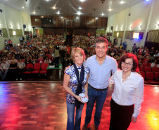 Em encontro com mais de 600 professores, pais e alunos, o governador Beto Richa reafirmou nesta quarta-feira (28) o compromisso de priorizar os investimentos em educação e valorizar os profissionais da área. “A educação é um instrumento de emancipação humana e social e de construção da cidadania. Vocês, professores, garantem uma sociedade melhor para se viver. Podem contar com nosso apoio irrestrito”, disse Richa.
