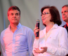 Em encontro com mais de 600 professores, pais e alunos, o governador Beto Richa reafirmou nesta quarta-feira (28) o compromisso de priorizar os investimentos em educação e valorizar os profissionais da área. “A educação é um instrumento de emancipação humana e social e de construção da cidadania. Vocês, professores, garantem uma sociedade melhor para se viver. Podem contar com nosso apoio irrestrito”, disse Richa.