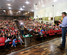 Em encontro com mais de 600 professores, pais e alunos, o governador Beto Richa reafirmou nesta quarta-feira (28) o compromisso de priorizar os investimentos em educação e valorizar os profissionais da área. “A educação é um instrumento de emancipação humana e social e de construção da cidadania. Vocês, professores, garantem uma sociedade melhor para se viver. Podem contar com nosso apoio irrestrito”, disse Richa.