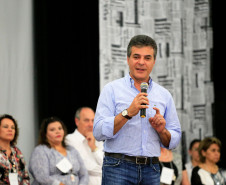 Em encontro com mais de 600 professores, pais e alunos, o governador Beto Richa reafirmou nesta quarta-feira (28) o compromisso de priorizar os investimentos em educação e valorizar os profissionais da área. “A educação é um instrumento de emancipação humana e social e de construção da cidadania. Vocês, professores, garantem uma sociedade melhor para se viver. Podem contar com nosso apoio irrestrito”, disse Richa.