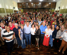 Em encontro com mais de 600 professores, pais e alunos, o governador Beto Richa reafirmou nesta quarta-feira (28) o compromisso de priorizar os investimentos em educação e valorizar os profissionais da área. “A educação é um instrumento de emancipação humana e social e de construção da cidadania. Vocês, professores, garantem uma sociedade melhor para se viver. Podem contar com nosso apoio irrestrito”, disse Richa.
