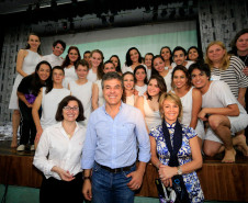Em encontro com mais de 600 professores, pais e alunos, o governador Beto Richa reafirmou nesta quarta-feira (28) o compromisso de priorizar os investimentos em educação e valorizar os profissionais da área. “A educação é um instrumento de emancipação humana e social e de construção da cidadania. Vocês, professores, garantem uma sociedade melhor para se viver. Podem contar com nosso apoio irrestrito”, disse Richa.
